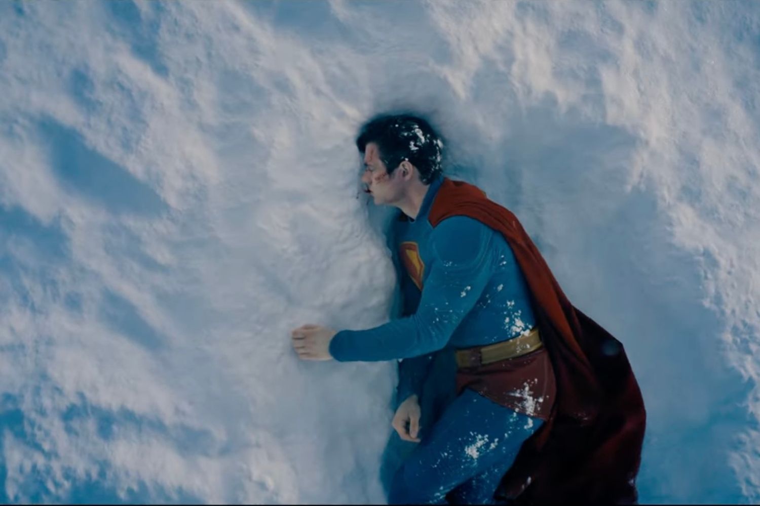Đoạn phim tiếp tục hé lộ thêm nhiều phân cảnh về một Superman bị thương nặng.