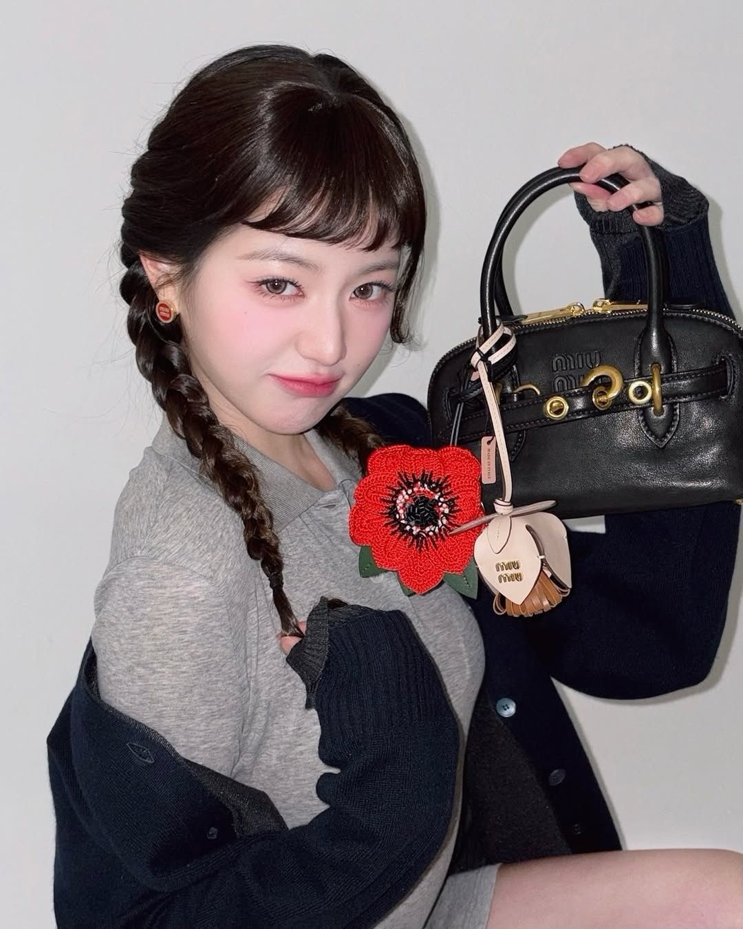 JANG WONYOUNG và móc khoá MIU MIU