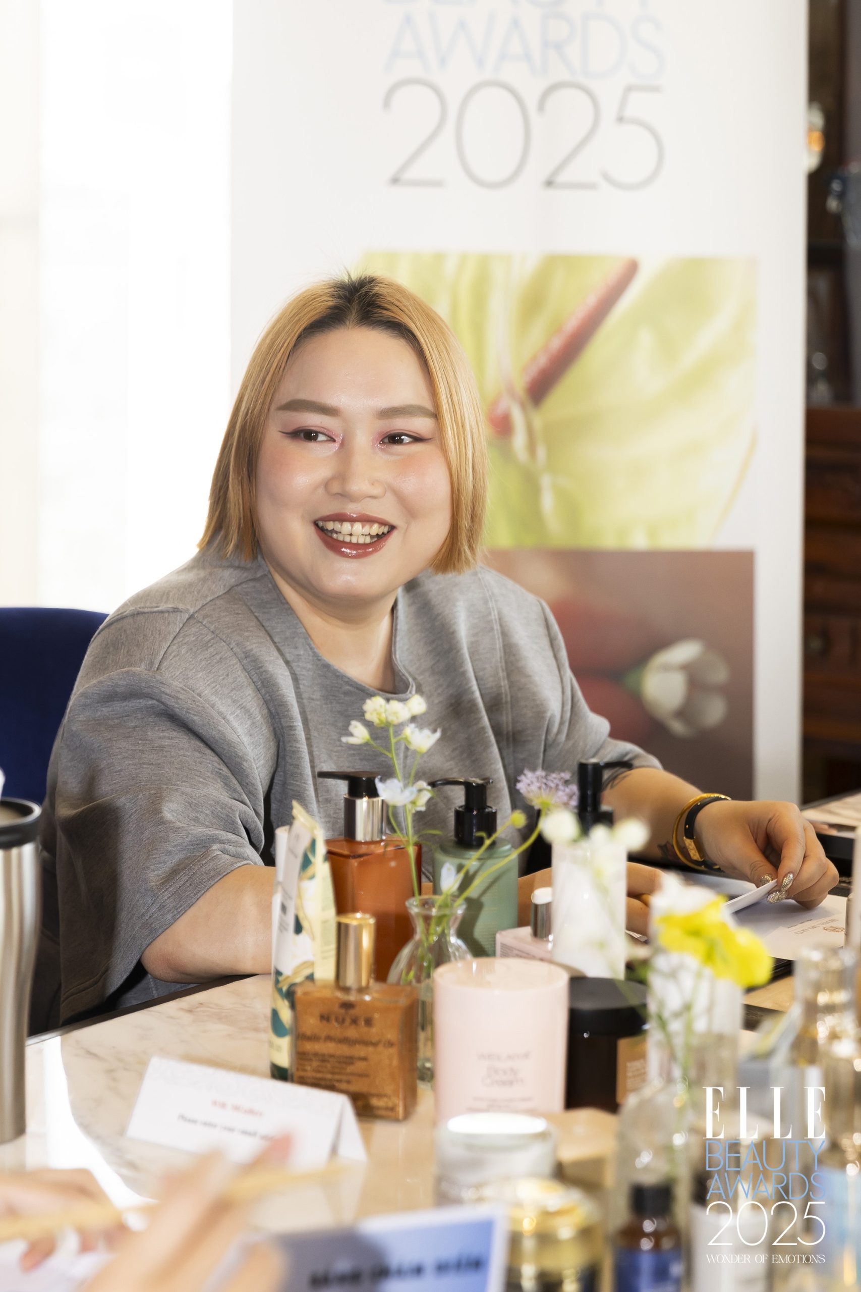 Gil Nguyễn ngồi tại bàn chấm điểm