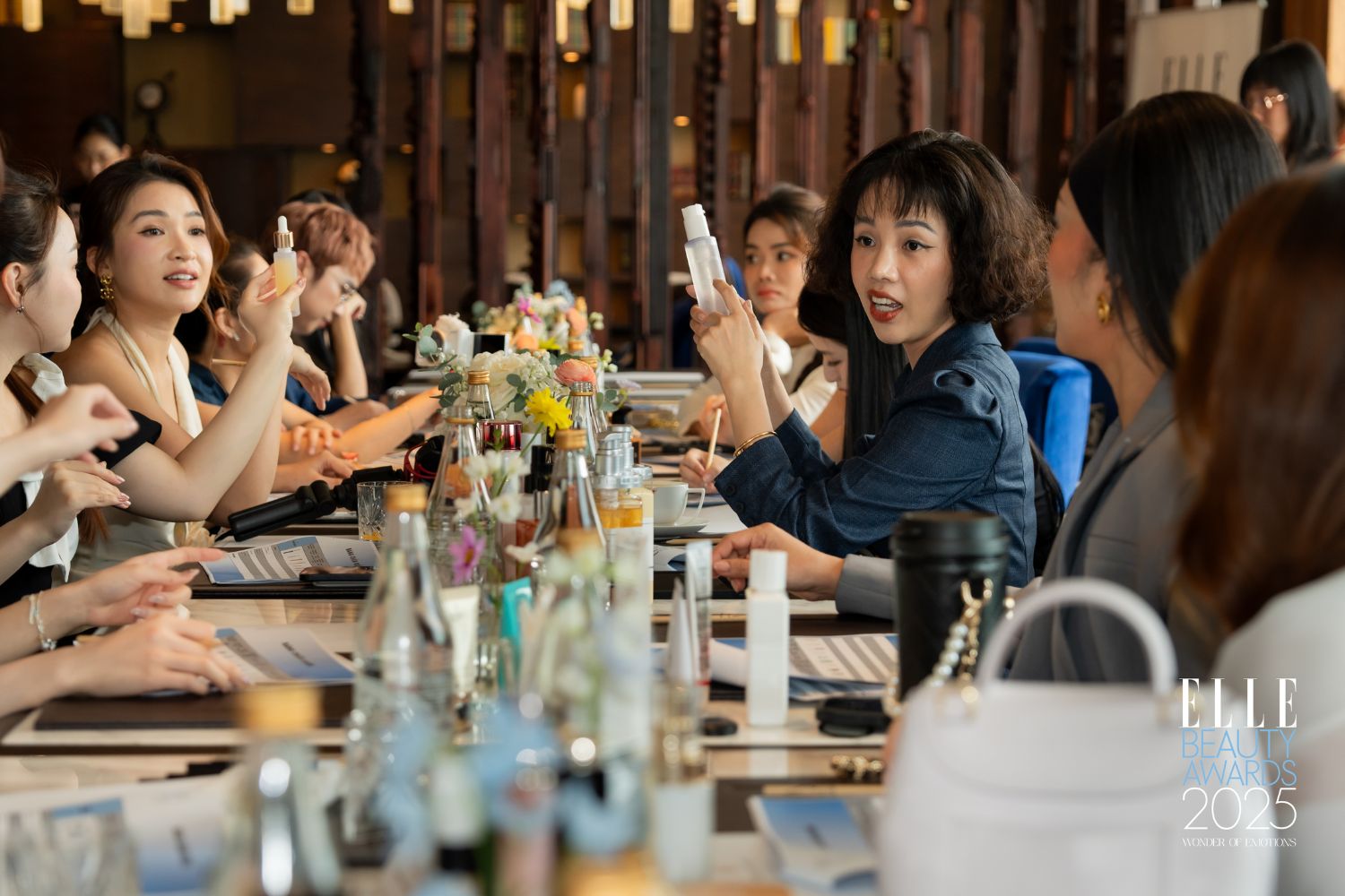 Chị Nicky Khánh Ngọc dẫn dắt buổi chấm điểm ELLE Beauty Awards 2025.