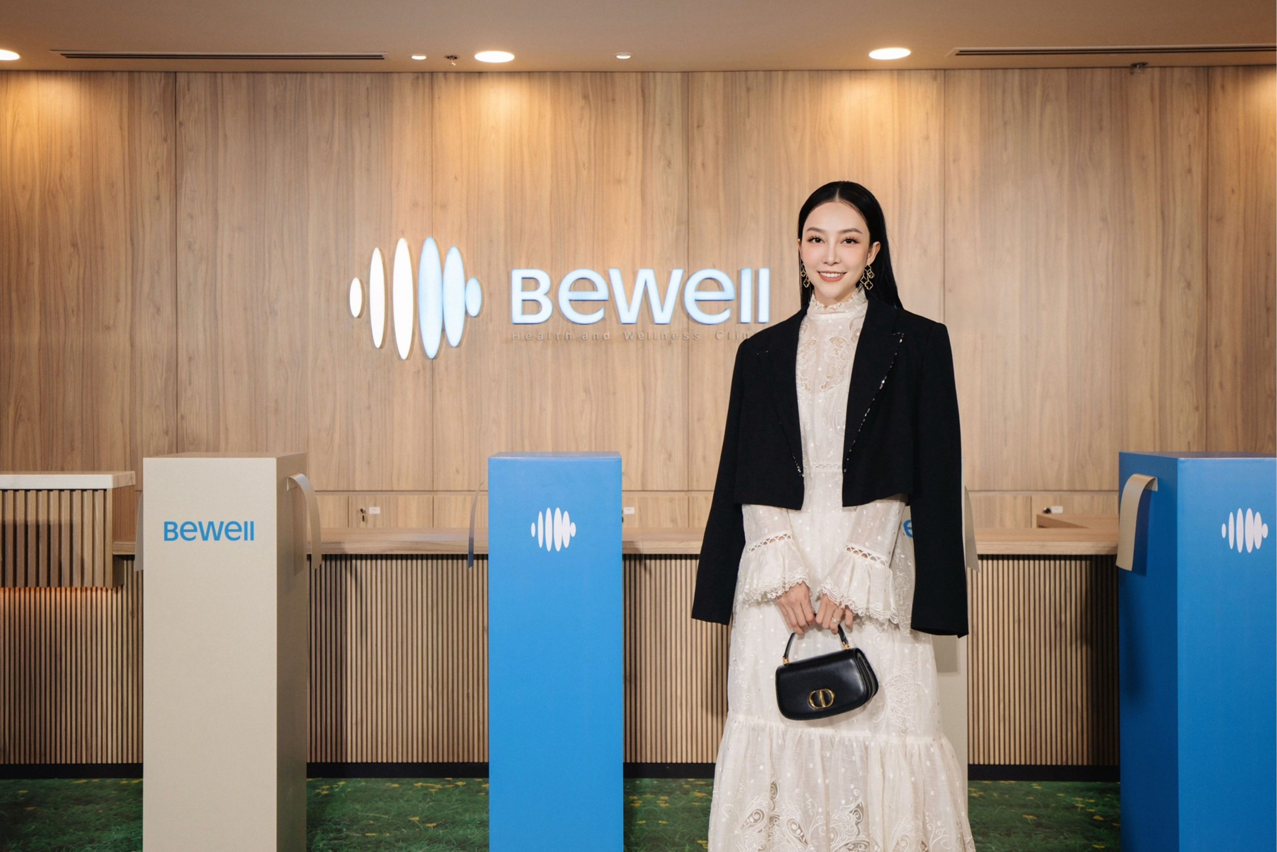 Hình ảnh Nghệ sĩ ưu tú Linh Nga - đại sứ thương hiệu BeWell Health & Wellness Clinic.