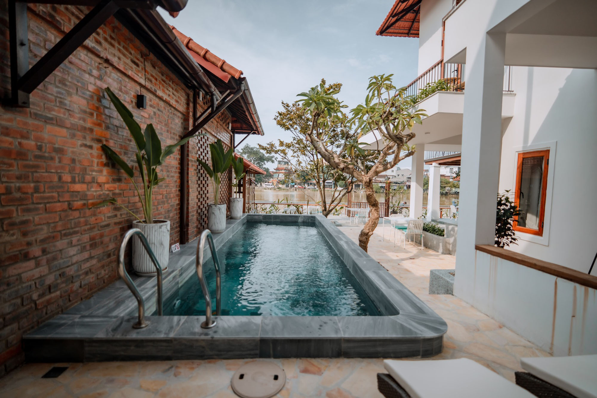 bể bơi ở hue riverside villa 