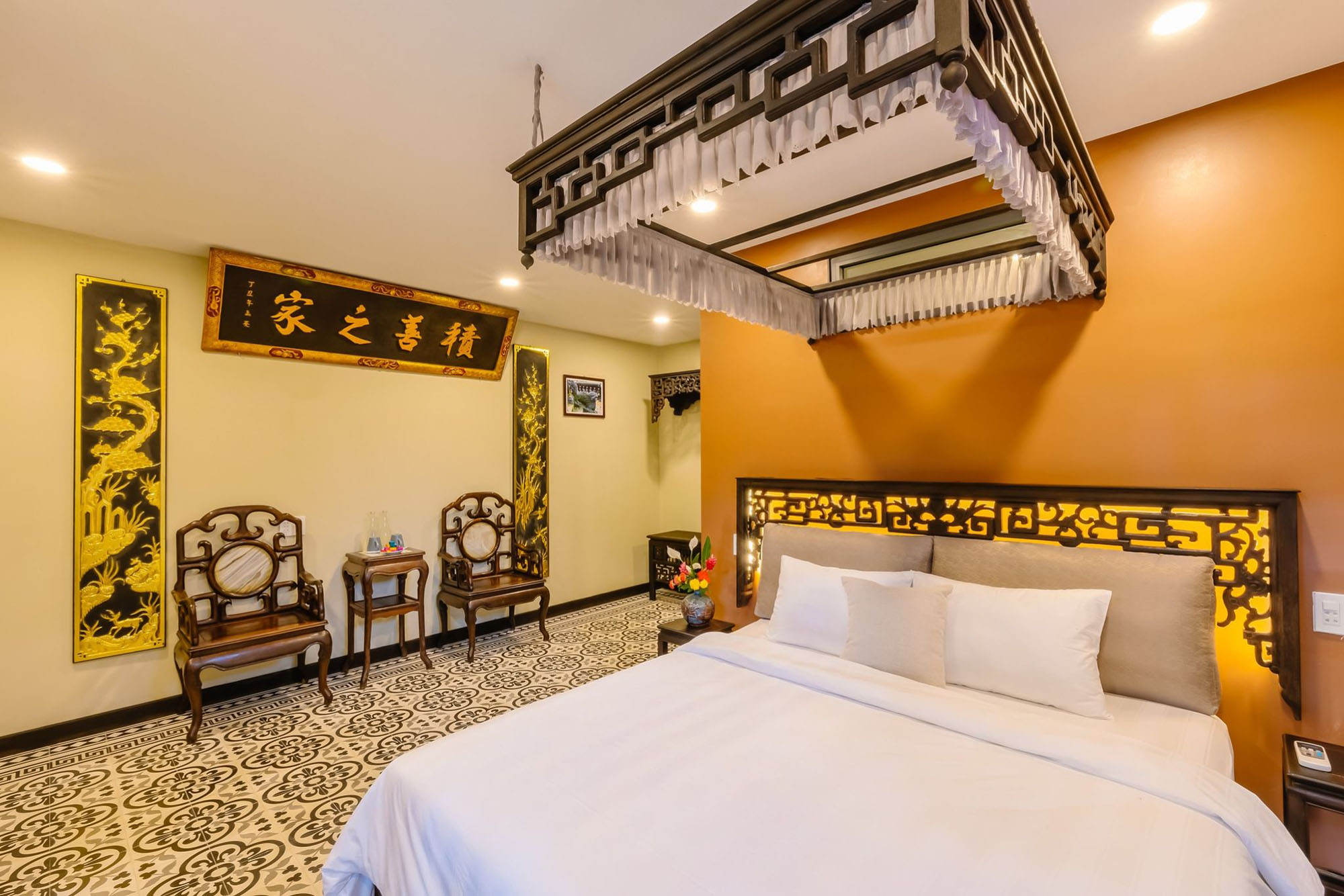 phòng ngủ phong cách huế xưa ở huenam residence