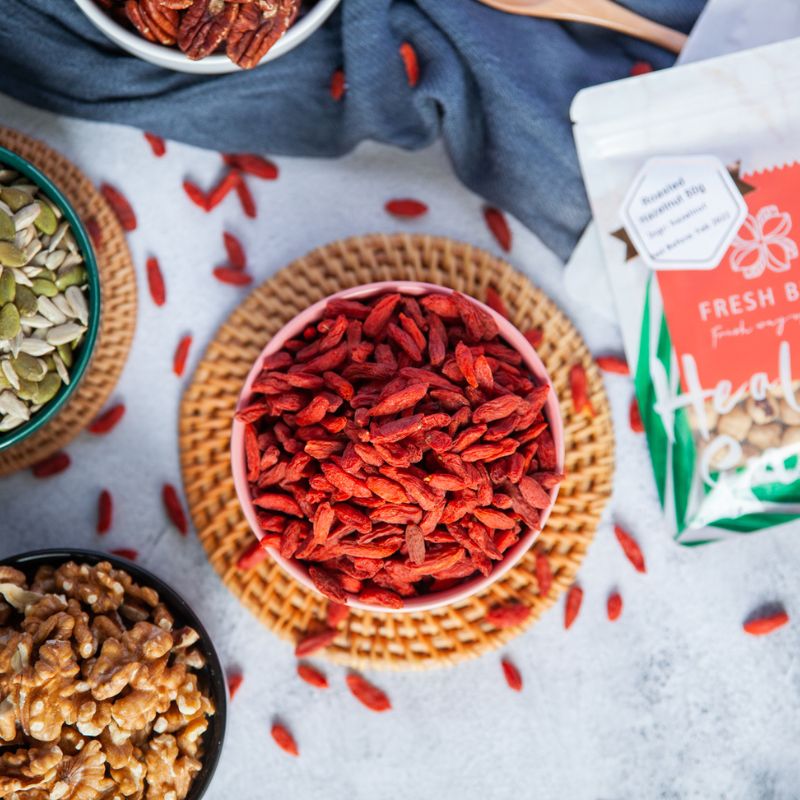 Các nguyên liệu khô tự nhiên tốt cho sức khỏe và làn da: goji berry, hạt bí, óc chó...