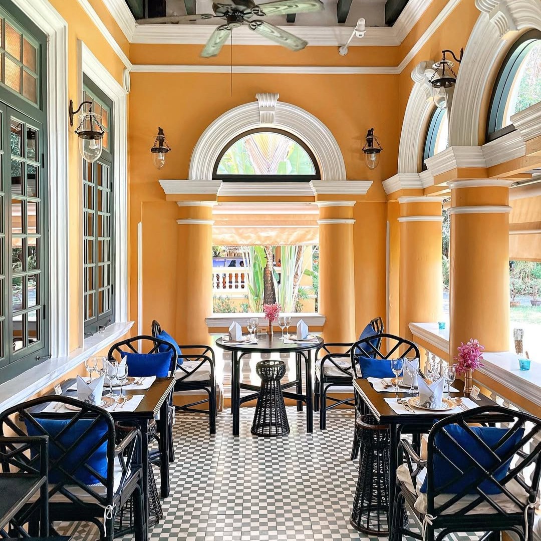 Không gian nội thất đan xen giữa cổ kính và hiện đại của nhà hàng Blue Elephant tại Phuket