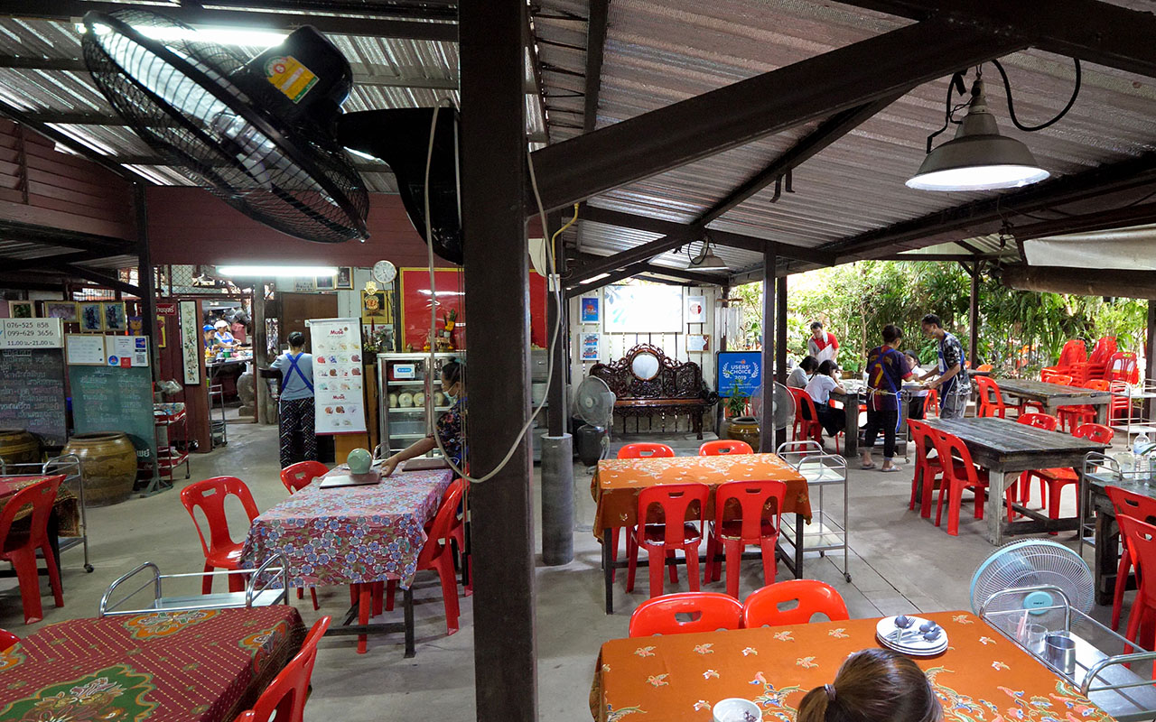 Không gian thoang dang ben trong cua nhà hàng Naam Yoi tại Phuket