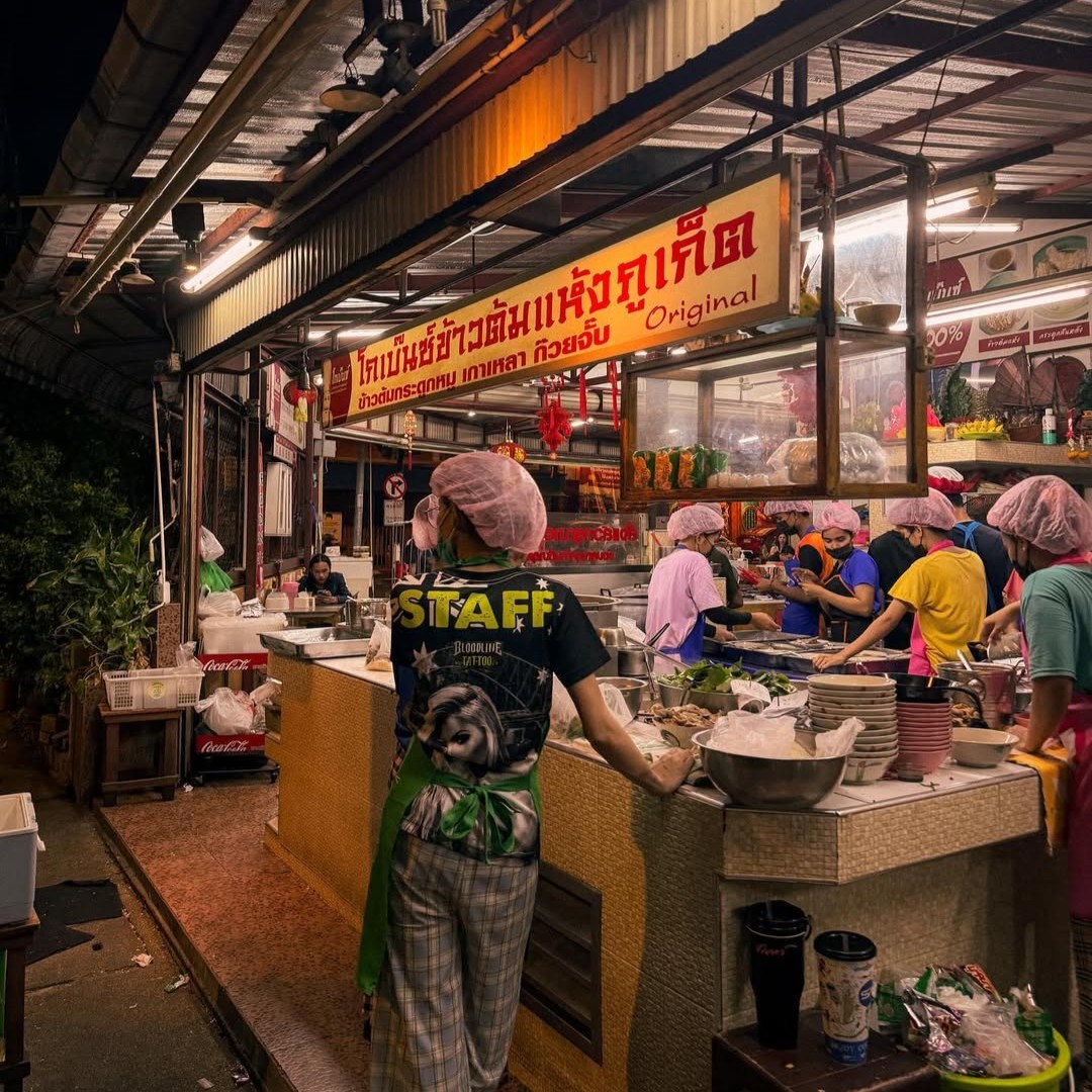 Nhân viên bận rộn tại quầy nấu ăn của nhà hàng Go Benz tại Phuket