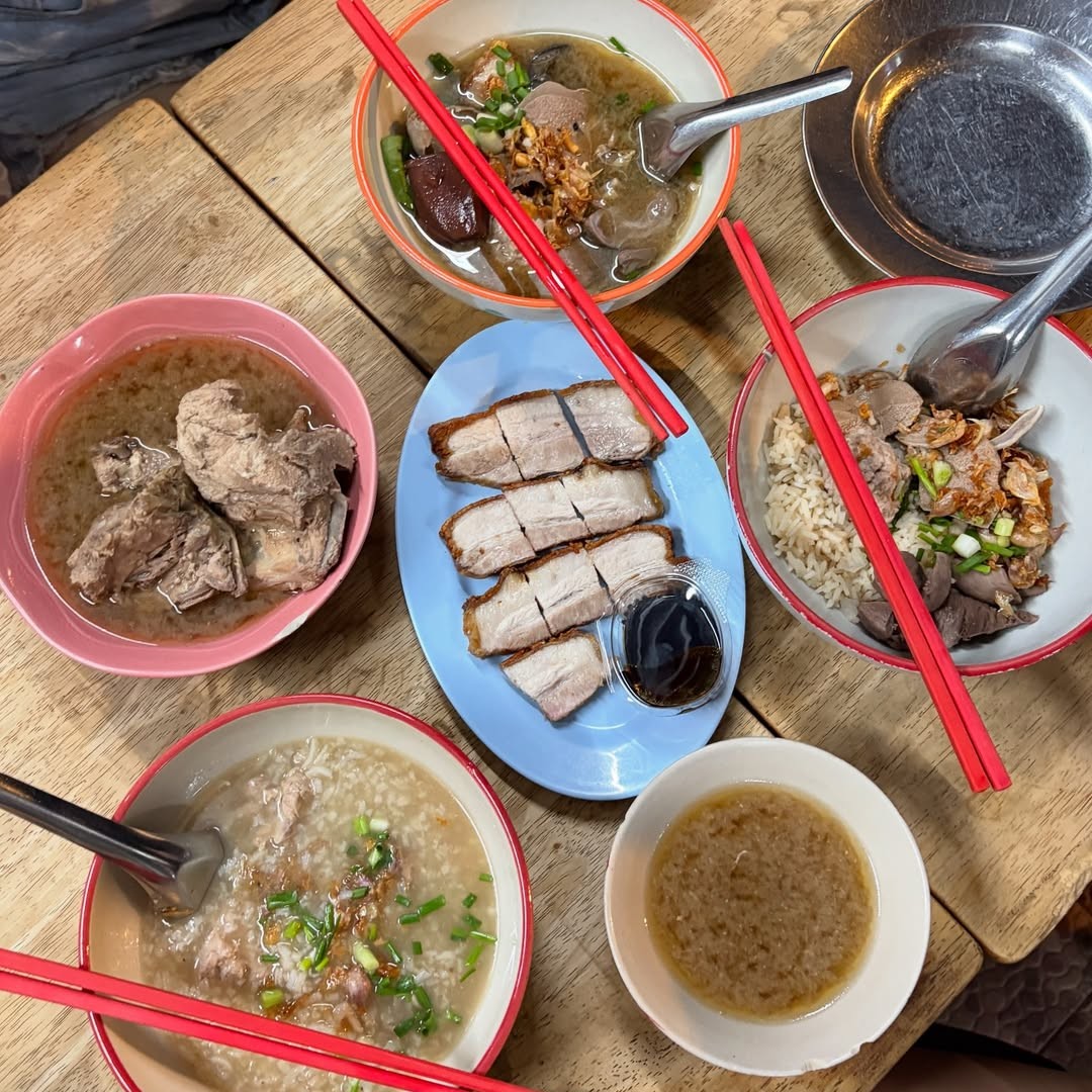 Thịt heo nướng giòn và các món ăn khác của nhà hàng Go Benz tại Phuket