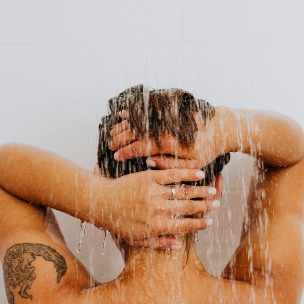 cô gái đang gội đầu vùng sau đầu dưới nước