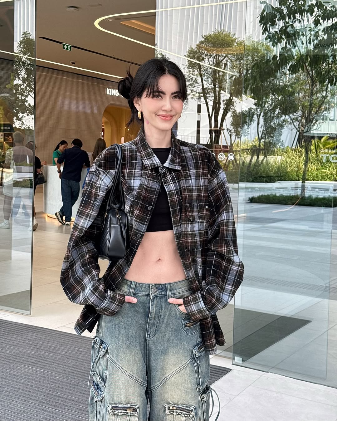 Quần cargo và áo croptop