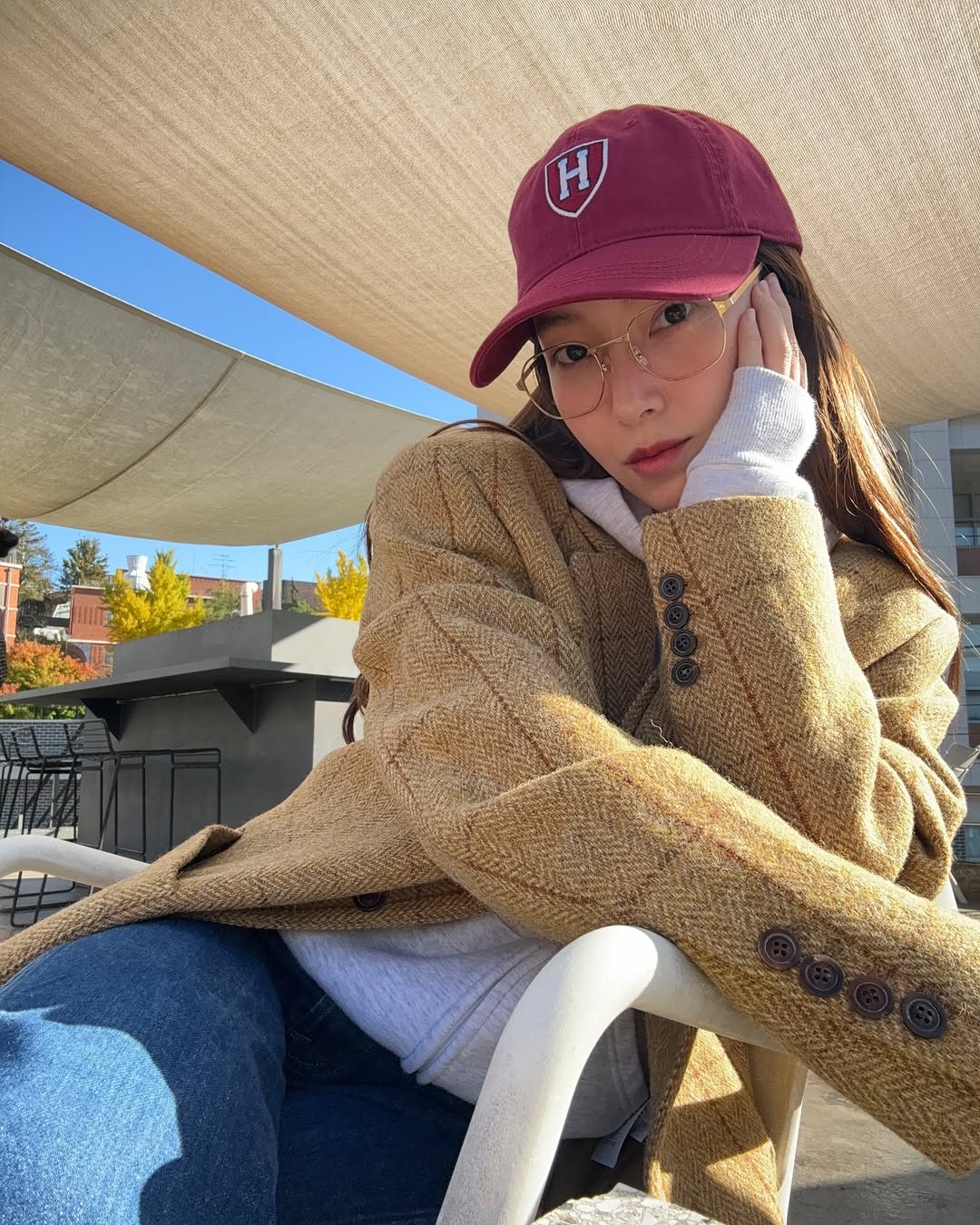 jessica diện mũ lưỡi trai