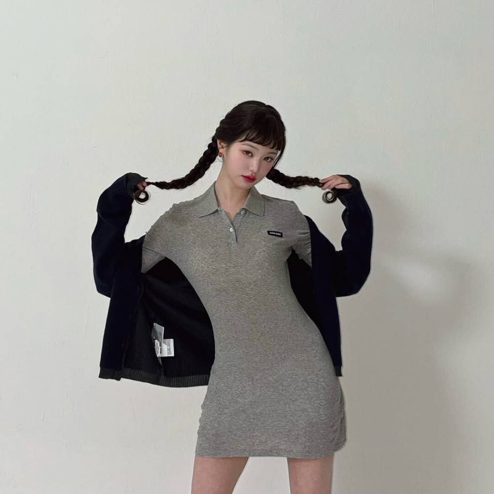 Jang Won-Young (IVE) mang váy thun xám đang cầm hai bím tóc.