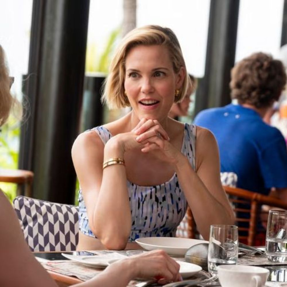 Kiểu tóc đẹp: bob thẳng đầy cá tính của Leslie Bibb trong White Lotus.
