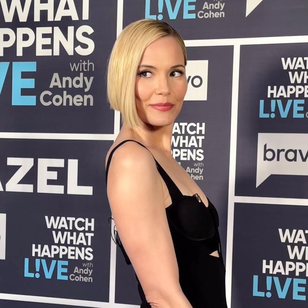 Leslie Bibb với mái tóc có phần rẽ ngôi lệch đầy ngẫu hứng năm 2023