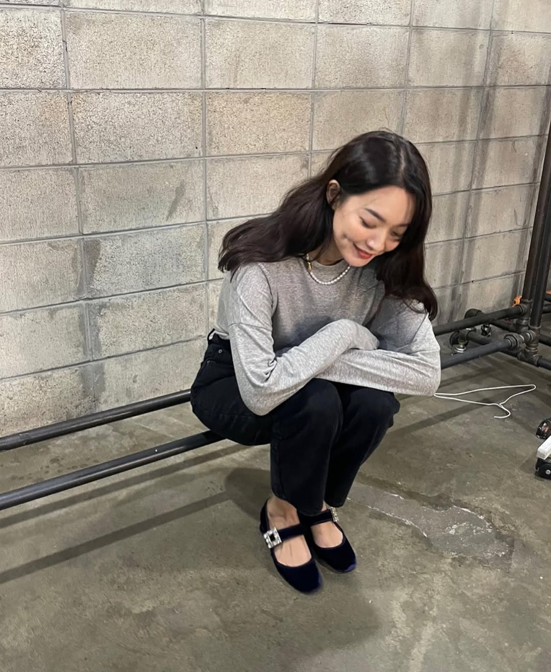 áo và quần tây tối giản shin min ah trong karma