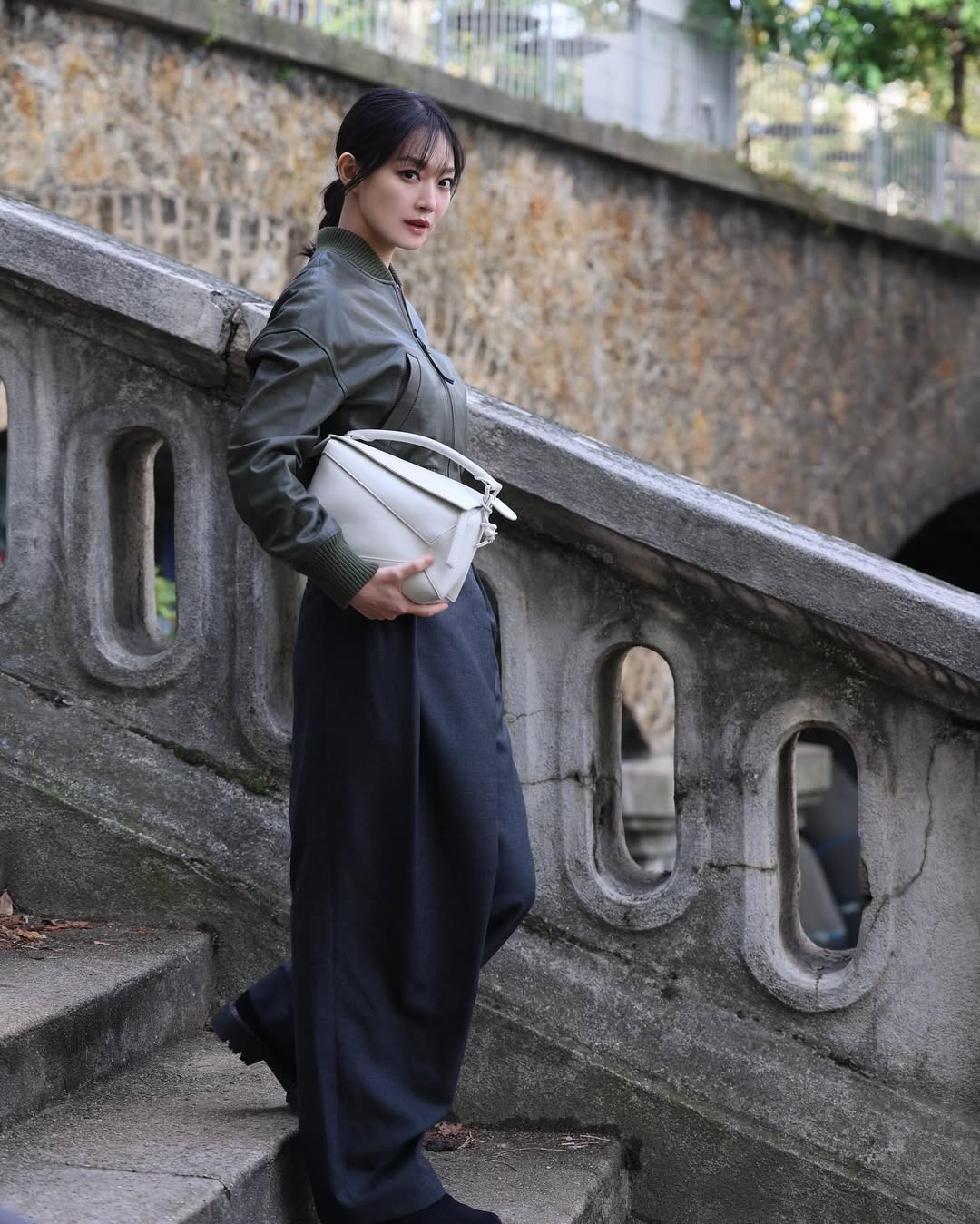 quần tây shin min ah trong karma