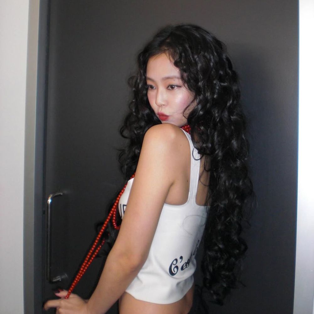 Jennie với tóc xoăn hippie.