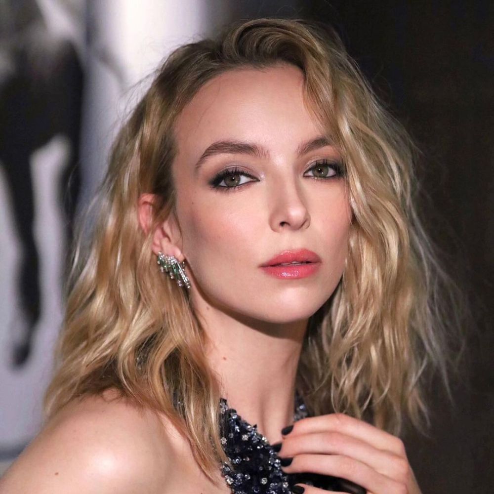 Hình ảnh Jodie Comer và xoăn sóng lơi.