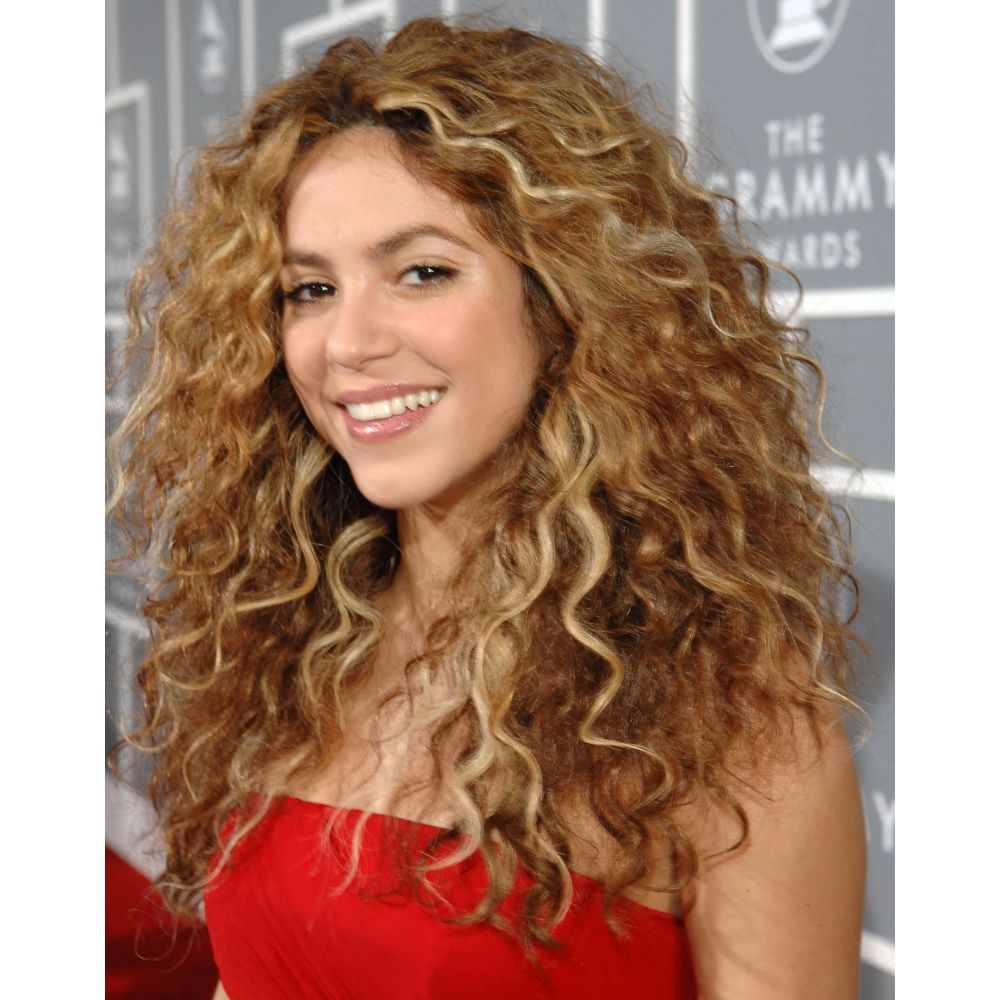 Hình ảnh Shakira với tóc xoăn.