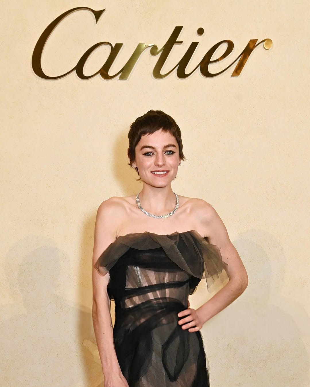 emma corrin tại triển lãm Cartier