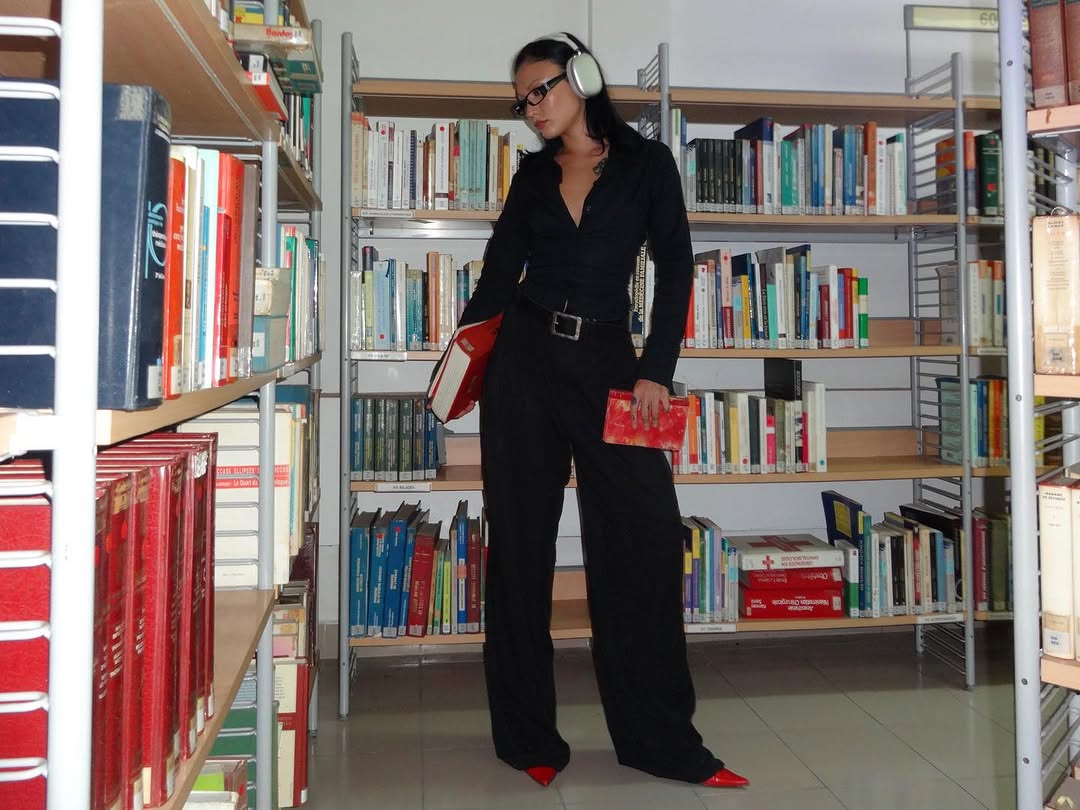 quần tây và giày cao gót đỏ 