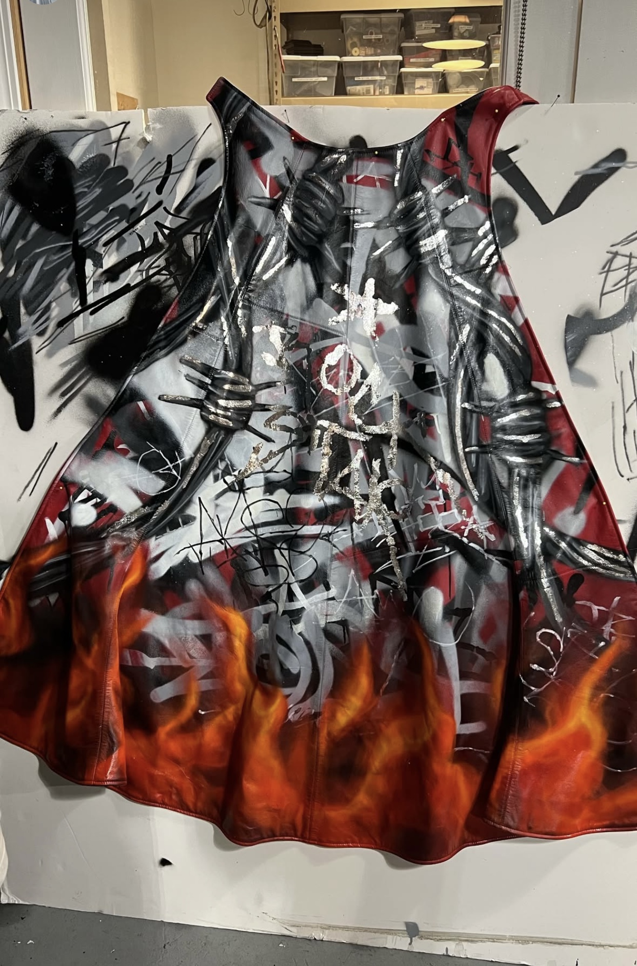 Phần tà váy được vẽ graffiti lisa