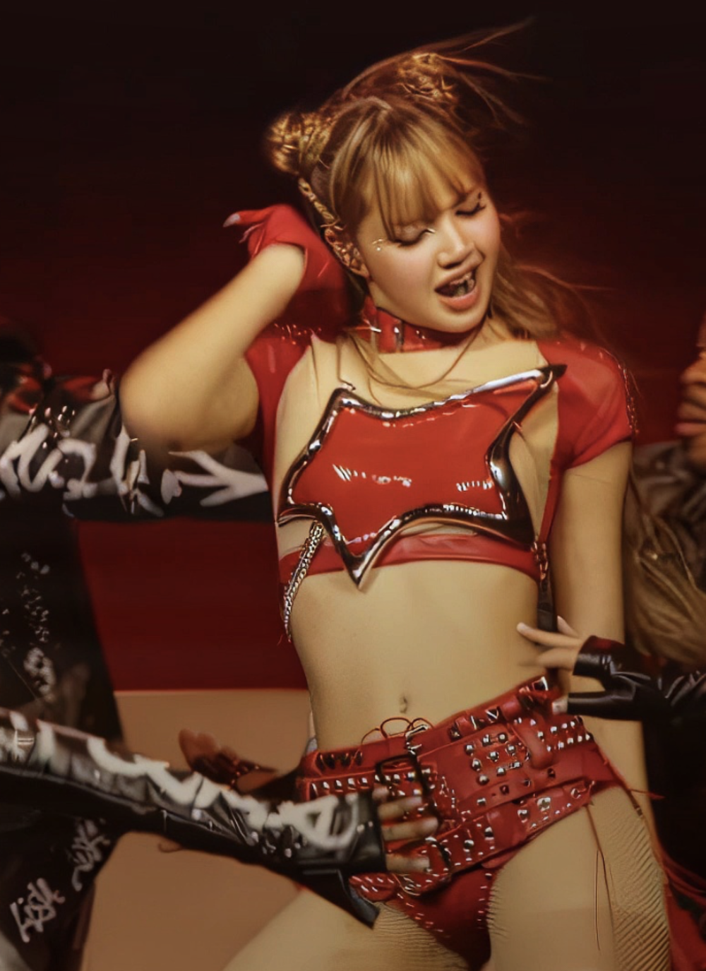 lisa diện áo croptop