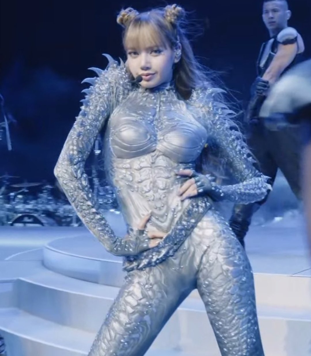 trang phục mở màn coachella lisa