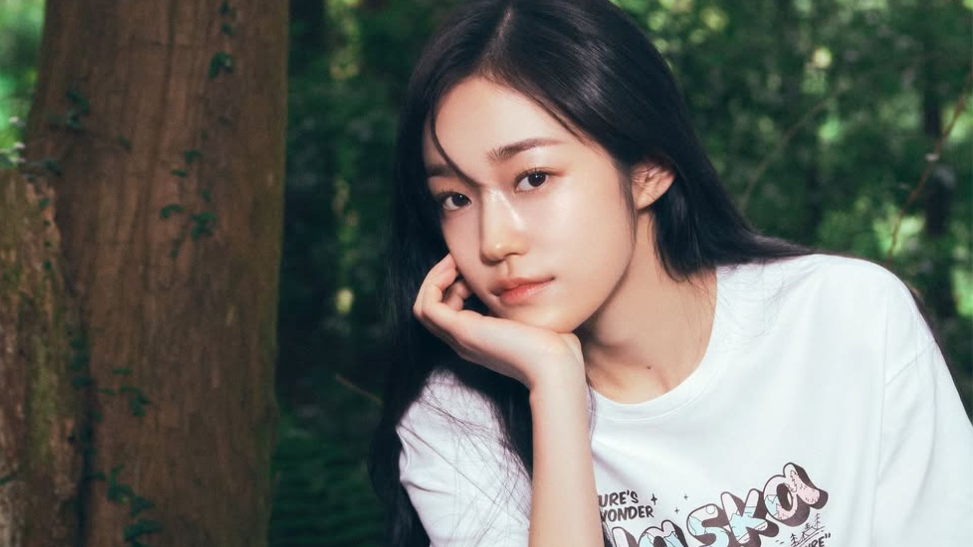 Cô gái trẻ với làn da mịn màng, rạng rỡ trong khung cảnh thiên nhiên – minh họa hiệu quả làm đẹp da từ lá ổi