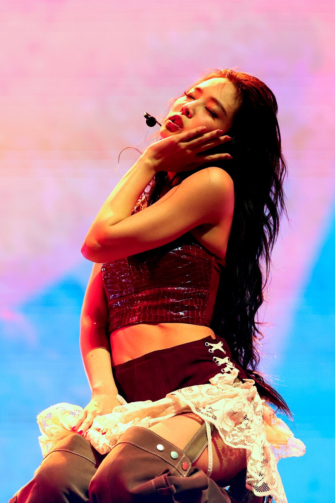 croptop đỏ jennie