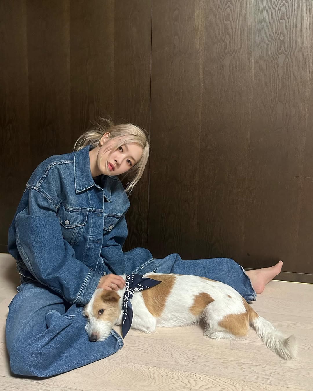 Rosé mặc áo khoác denim