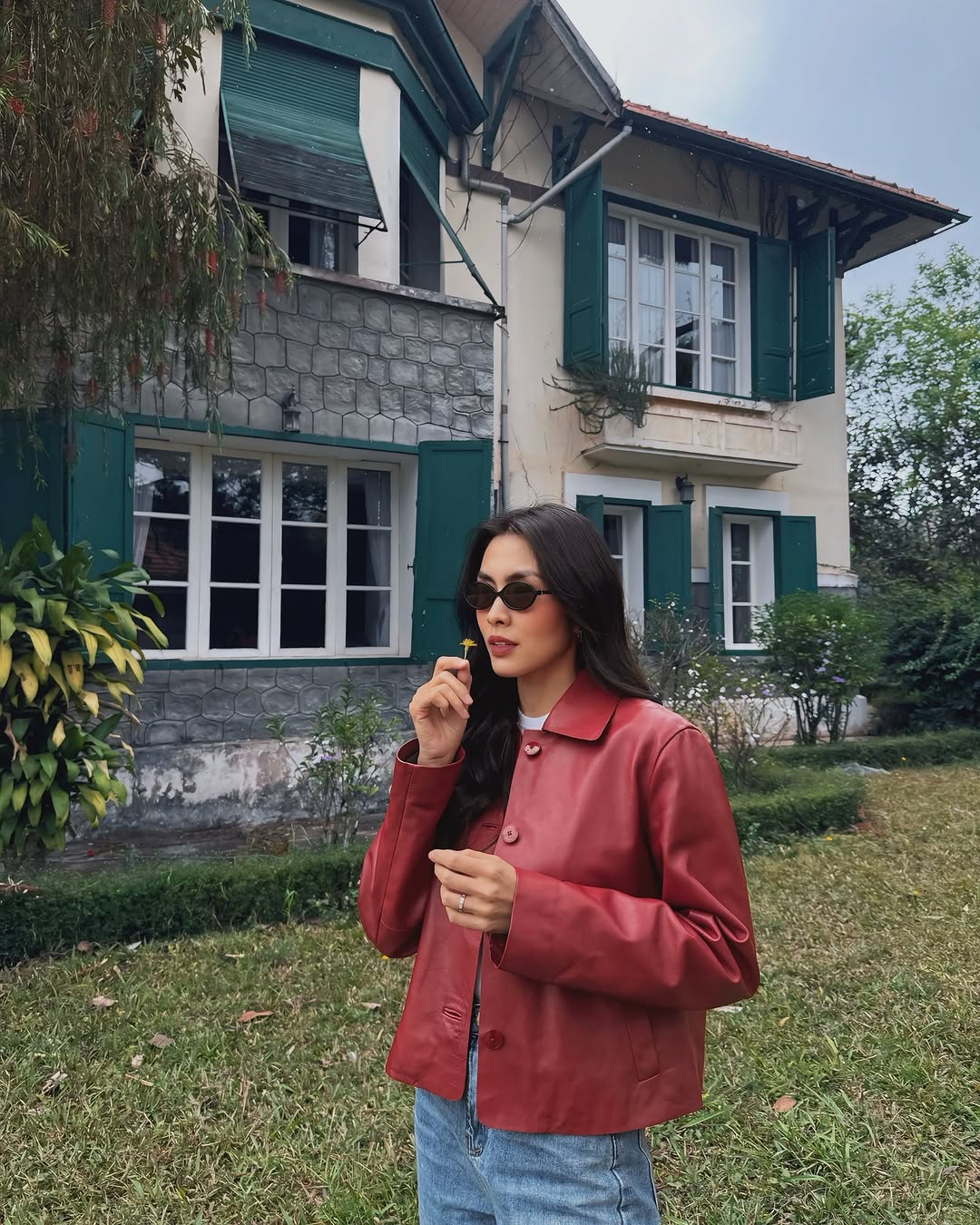 Tăng Thanh Hà mặc áo khoác da