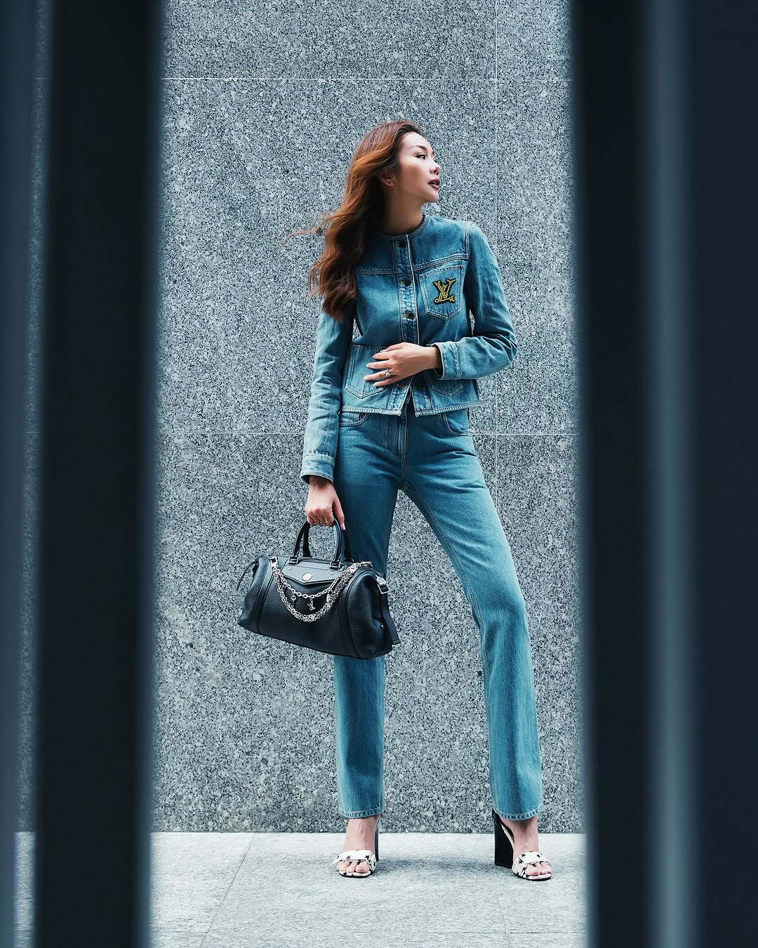 Thanh Hằng mặc áo khoác denim