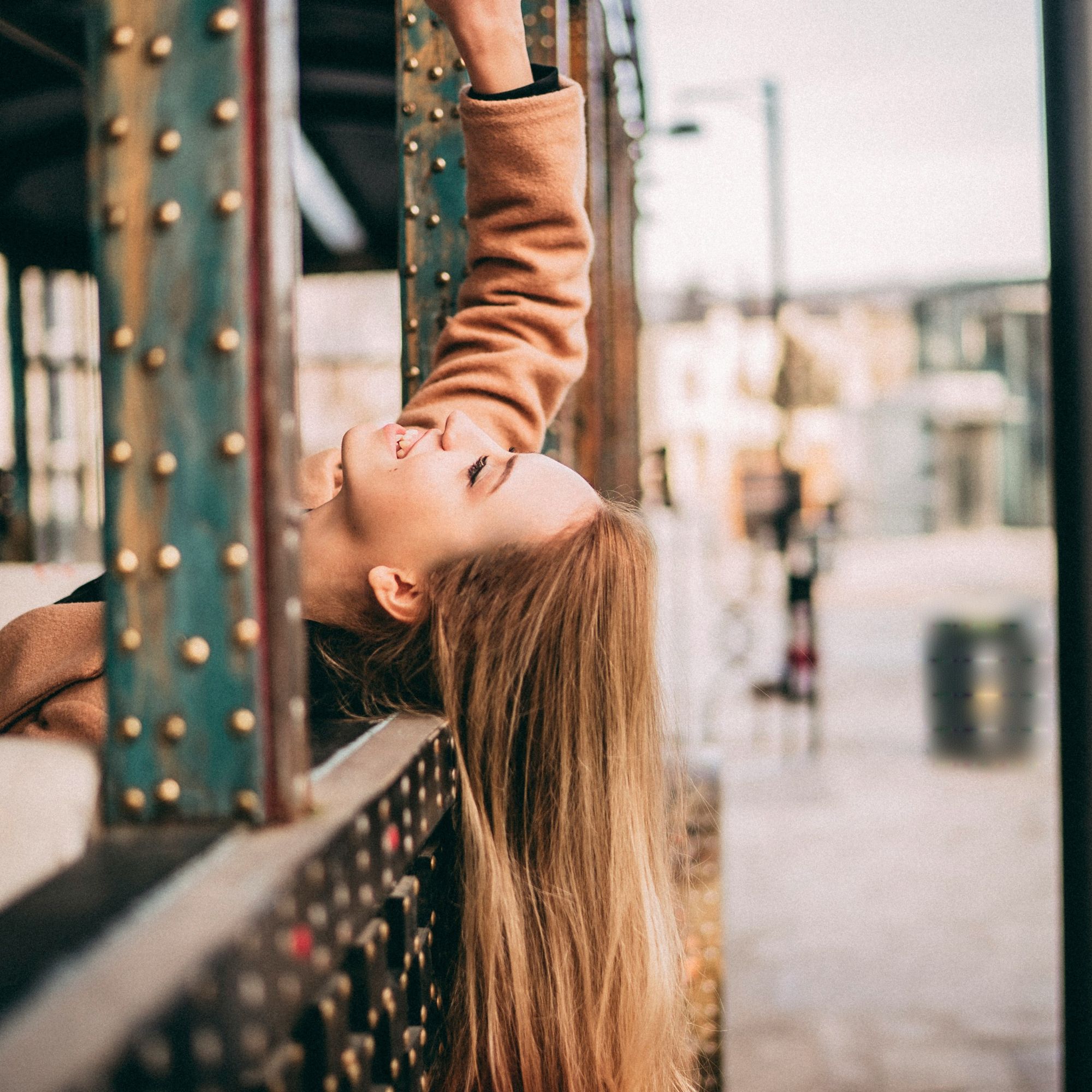 cô gái ngả người có dấu hiệu vui vẻ