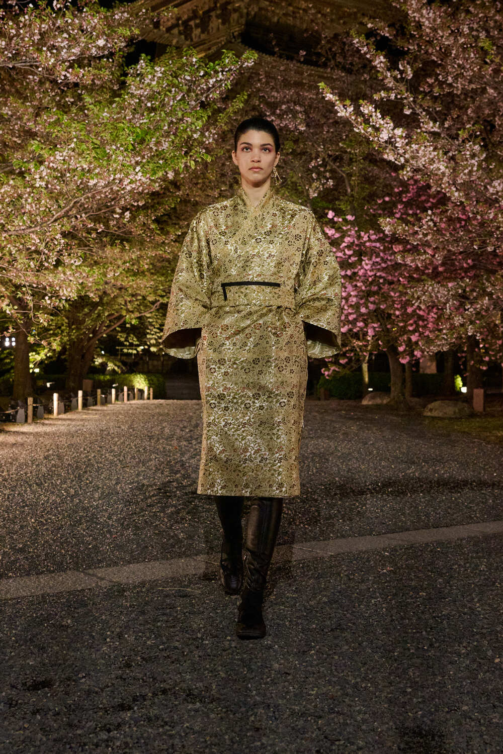 áo lụa hoạ tiết Dior Fall 2025