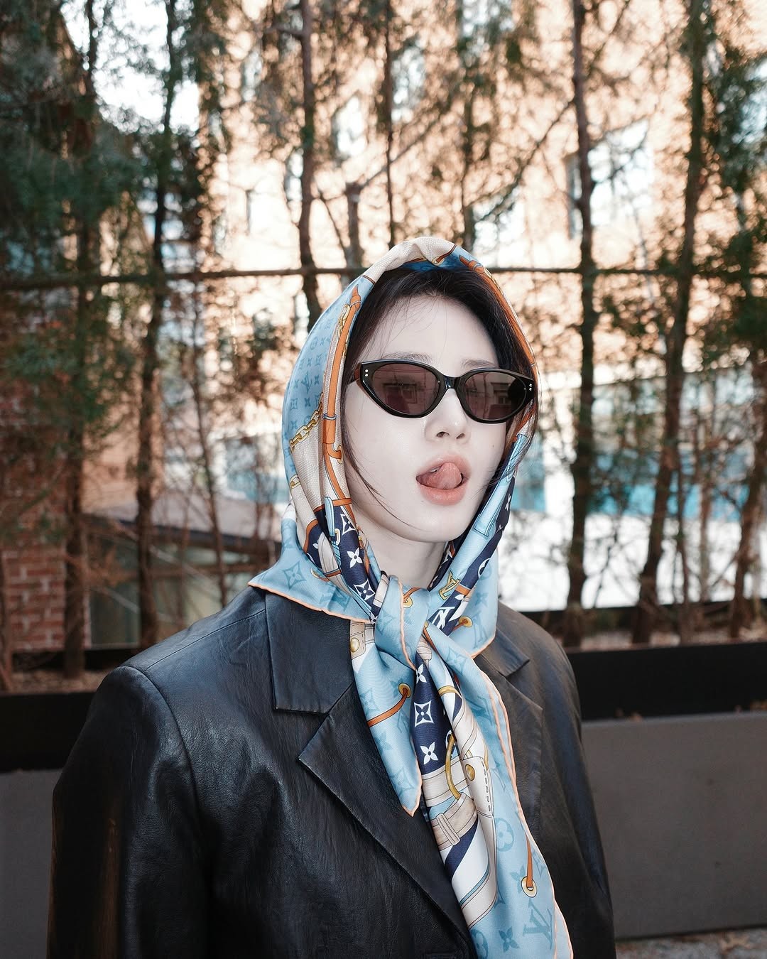 nữ diễn viên Resident Playbook mang kính râm