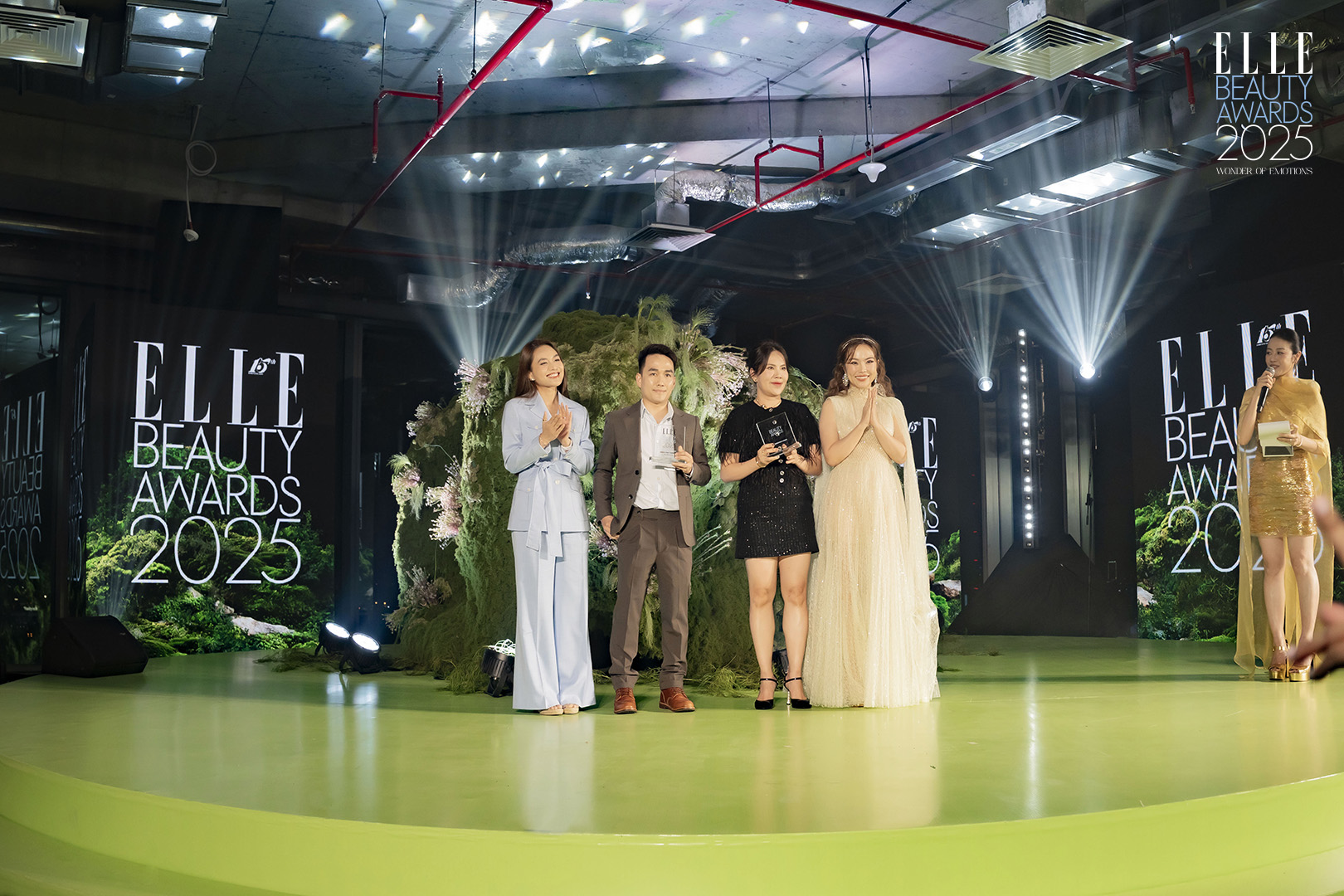 Bác sĩ Bích Na và bác sĩ Thanh Thanh trao giải Professional’s Choice - ELLE Beauty Awards 2025