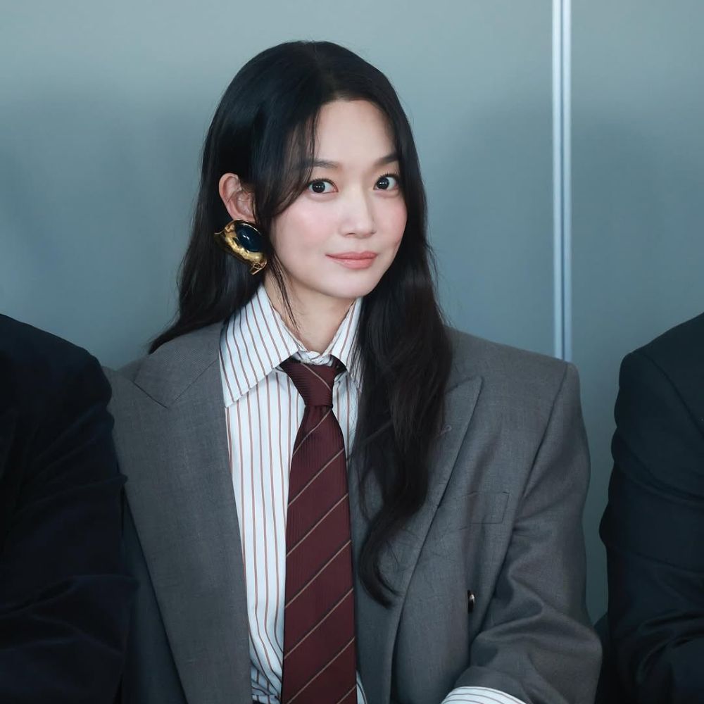 Phần tóc uốn được tạo kiểu phù hợp với gương mặt