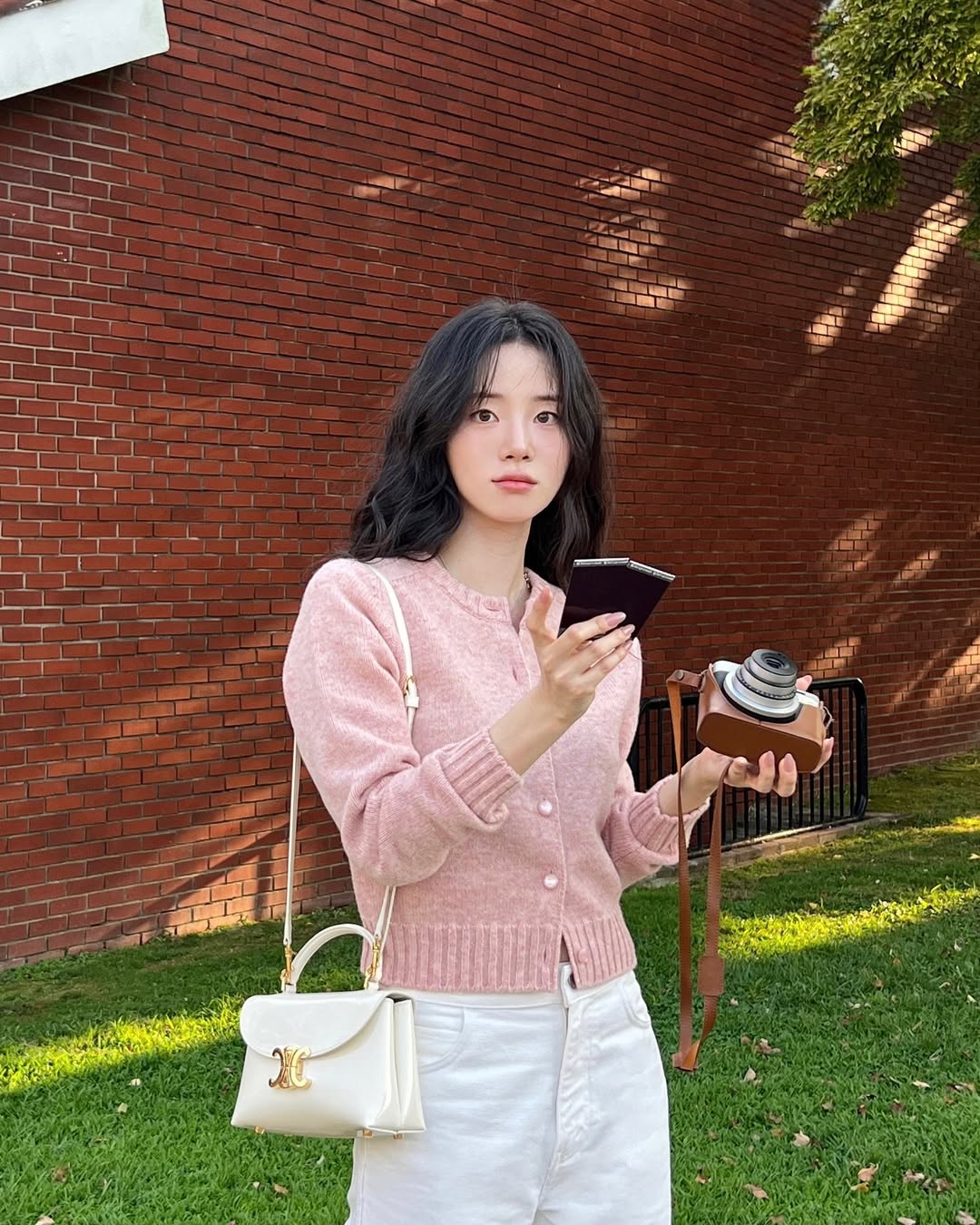 shin si ah diện áo len hồng Resident Playbook