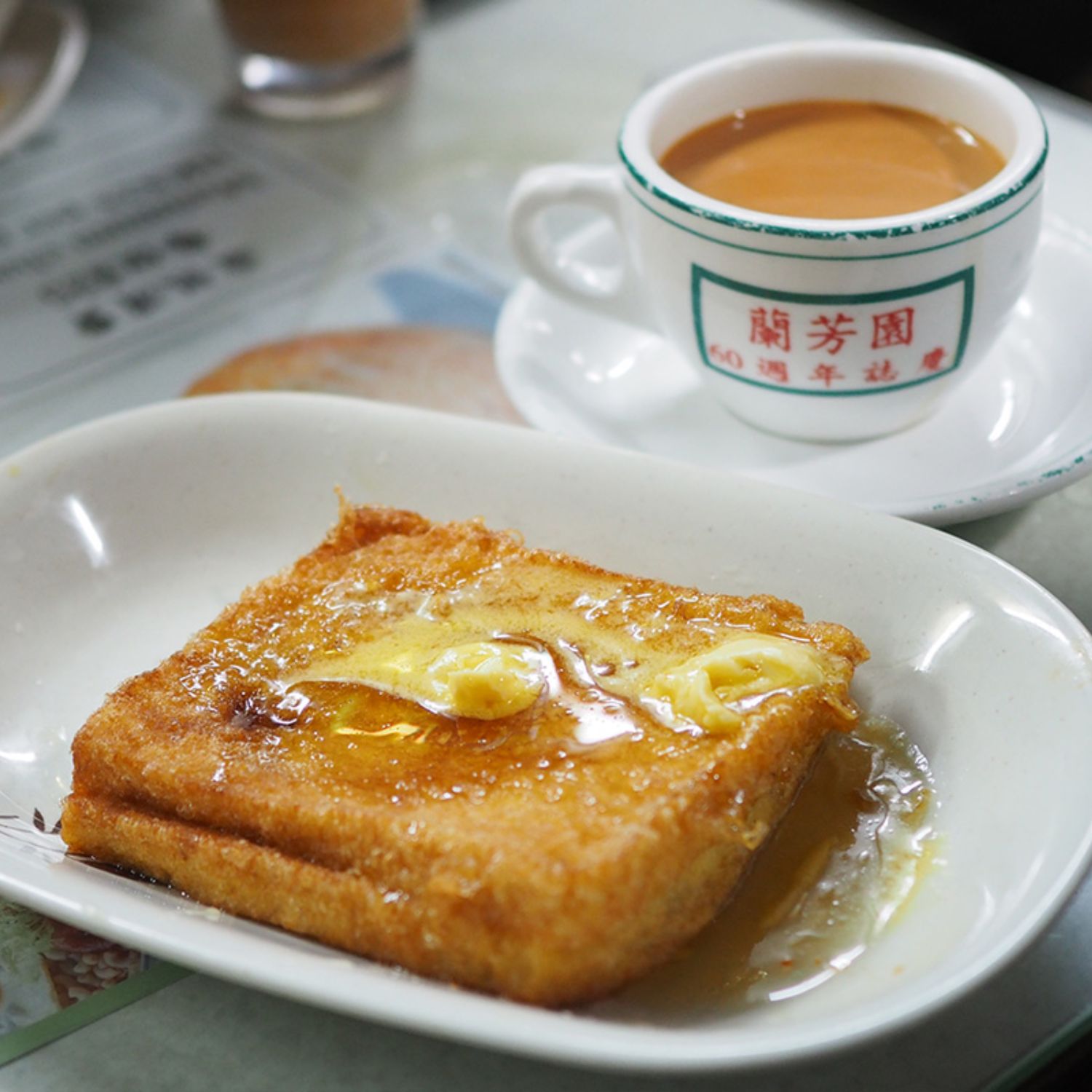 Bánh và trà sữa ở Lan Fong Yuen