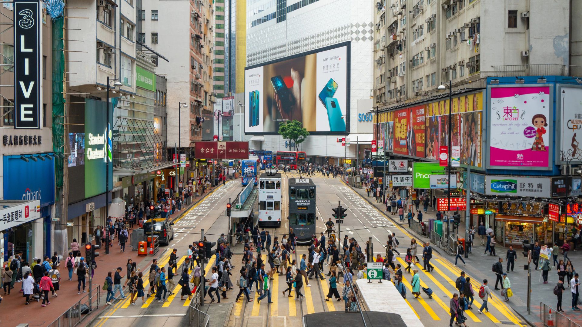 Khu phố nhộn nhịp ở Vịnh Đồng La (Causeway Bay) Hồng Kông