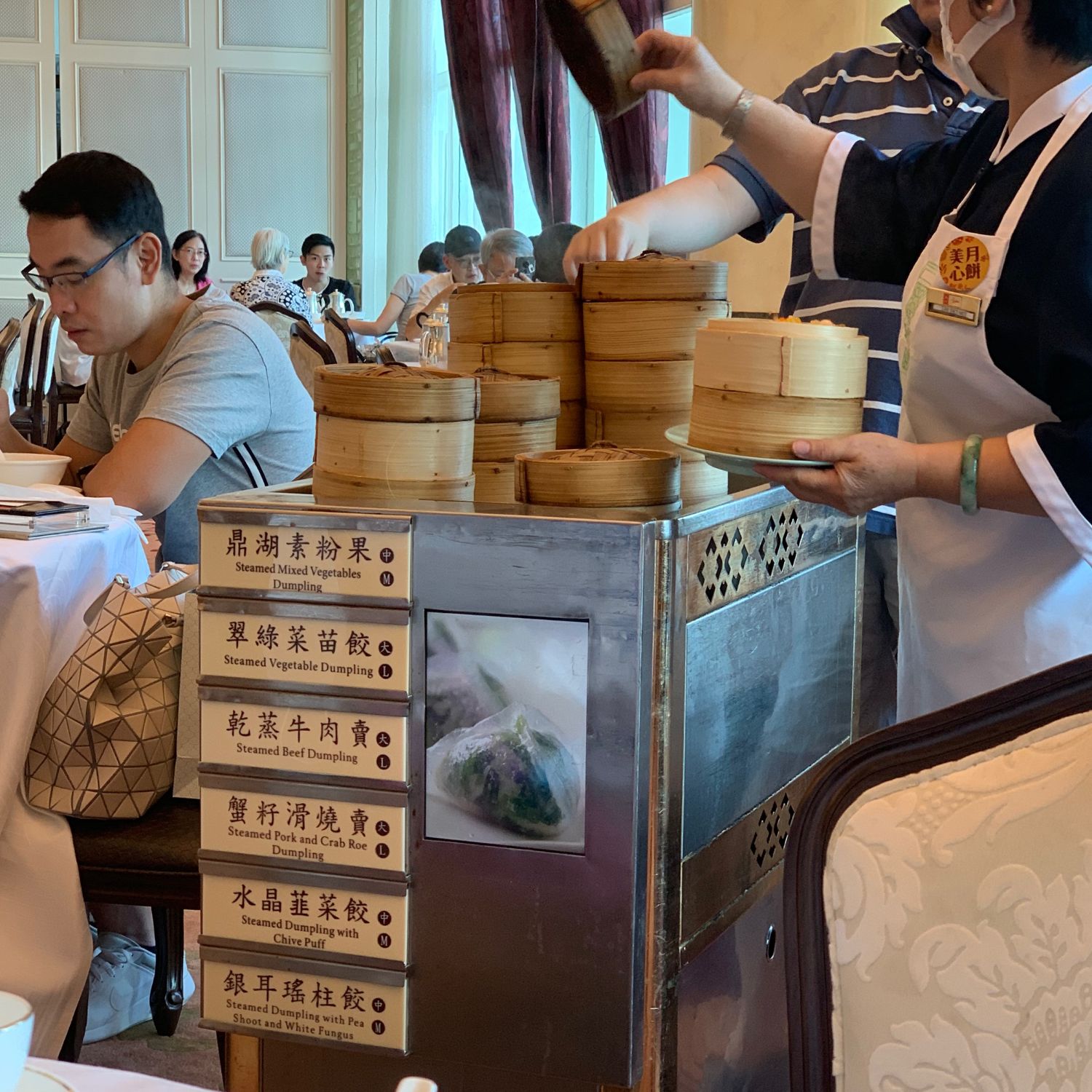 Xe đẩy Dimsum ở nhà hàng Xe day Dimsum o nha hang Maxim’s Palace City Hall