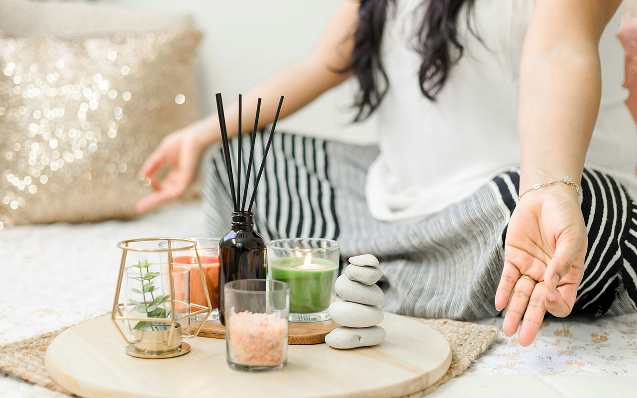 Cô gái đang ngồi thiền bên cạnh muối để mang năng lượng tích cực đến trong cuộc sống