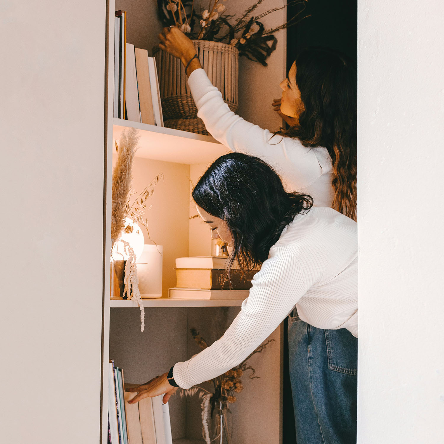 Hai cô gái đang sắp xếp phòng để mang năng lượng tích cực đến trong cuộc sống