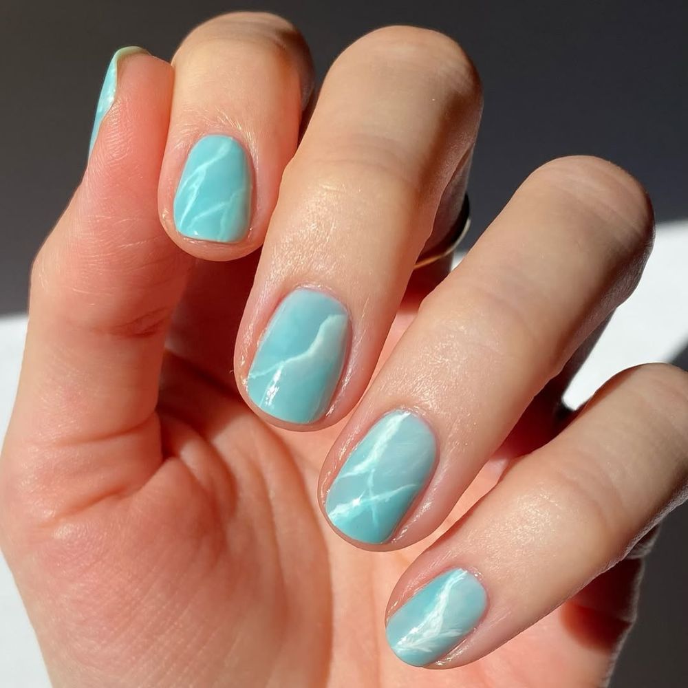 Hình ảnh mẫu nail màu xanh ngọc tươi sáng.