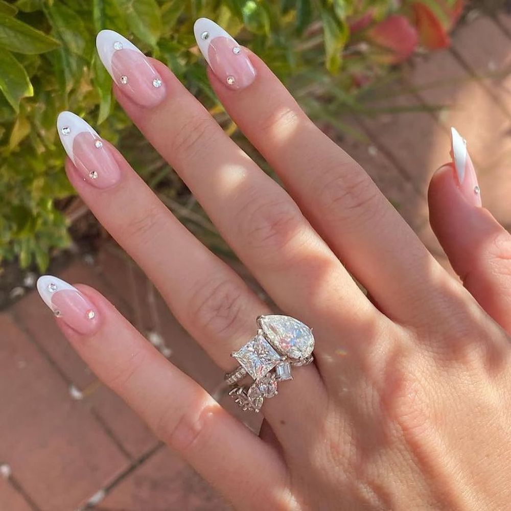 Hình ảnh mẫu móng French tip với đính kết kim cương.