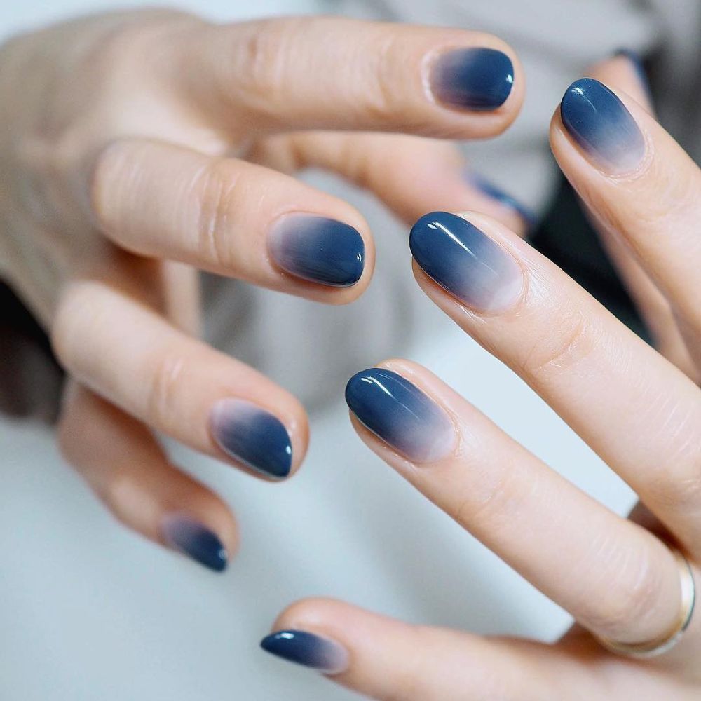 Hình ảnh lớp sơn ombre màu xanh tinh tế.
