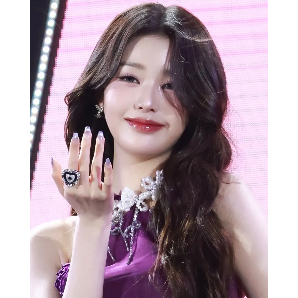 Nữ idol với mái tóc xoăn nhẹ