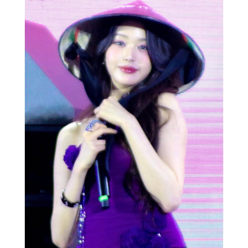 Nữ idol K-pop đội nón lá khi lần đầu đến Việt Nam