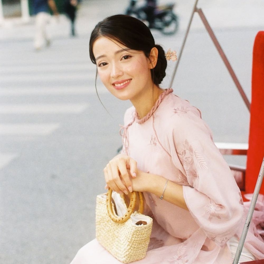 Hình ảnh Hồ Ngọc Trang trong trang phục áo dài truyền thống.